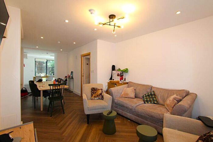 5 Bedroom House Of Multiple Occupation To Rent In Benwell Road, London, N7