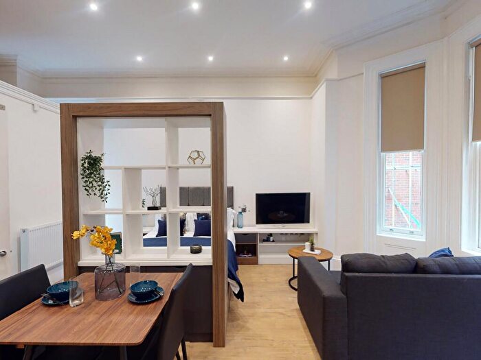 Apartment To Rent In Flat, Hyde Terrace #, LS2