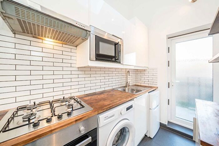 2 Bedroom Flat For Sale In Gassiot Road, London, SW17