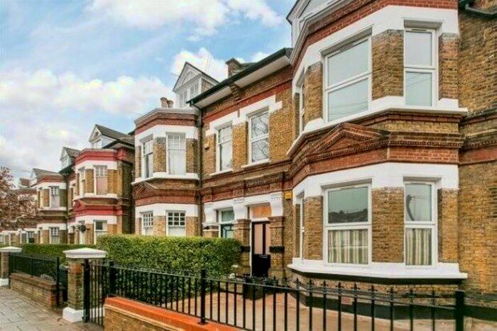 3 Bedroom Flat To Rent In Tierney Road, London, SW2