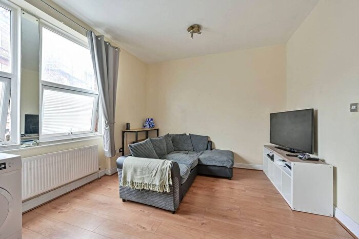 2 Bedroom Flat To Rent In Garratt Lane, Earlsfield, London, SW18