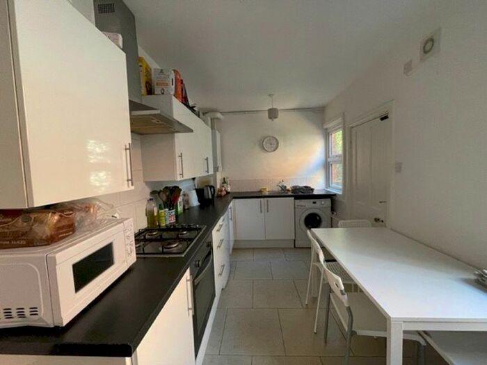 4 Bedroom Terraced House To Rent In Lorne Road, Leicester, LE2