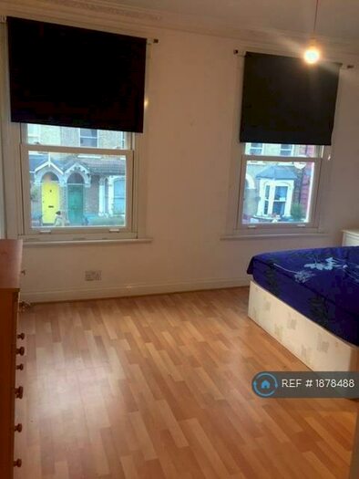 Studio To Rent In Hornsey Park Road, London, N8