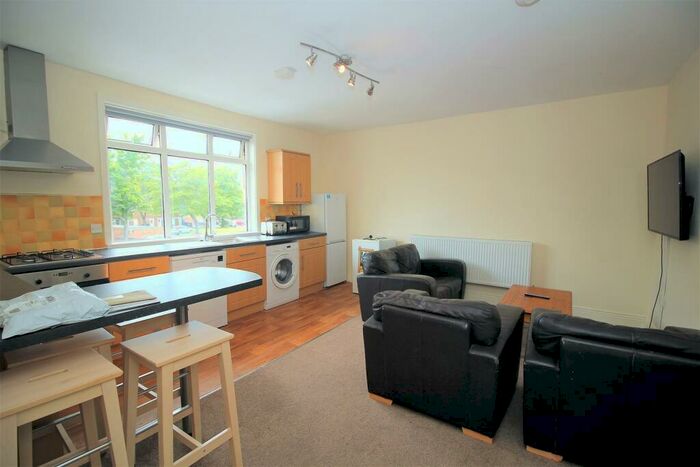 4 Bedroom Apartment To Rent In Heaton Place, Newcastle Upon Tyne, NE6