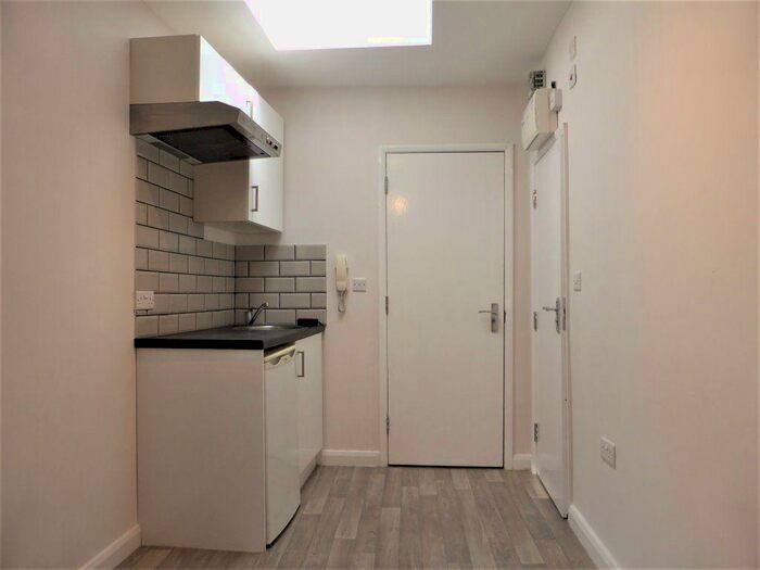 Studio To Rent In Middle Street -, P11