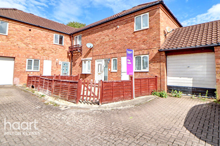 3 Bedroom Semi-Detached House For Sale In Gunmaker Court, Neath Hill, MK14