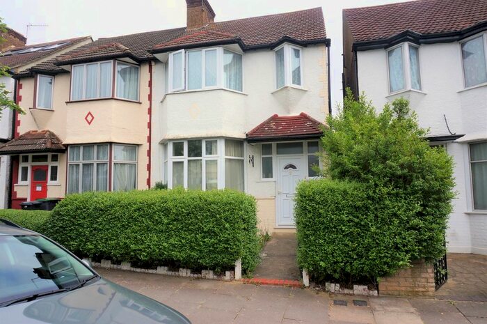 3 Bedroom Semi-Detached House To Rent In Fortis Green Avenue, London, N2