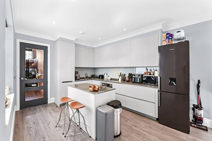 3 Bedroom Flat To Rent In Tamworth Street, London, SW6