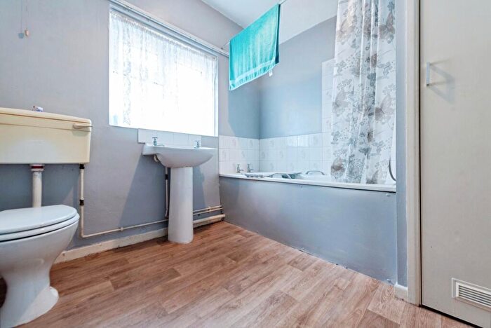 3 Bedroom End Of Terrace House For Sale In Defender Road, Southampton, Hampshire, SO19