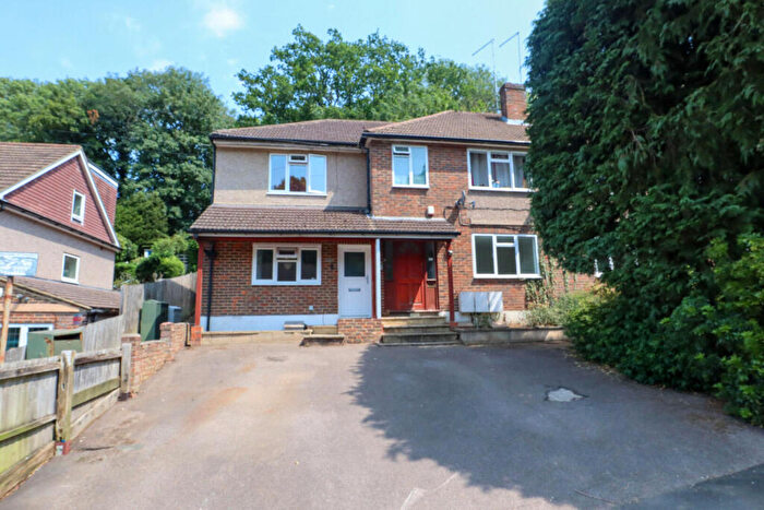 2 Bedroom Maisonette For Sale In Mead Way, Coulsdon, CR5