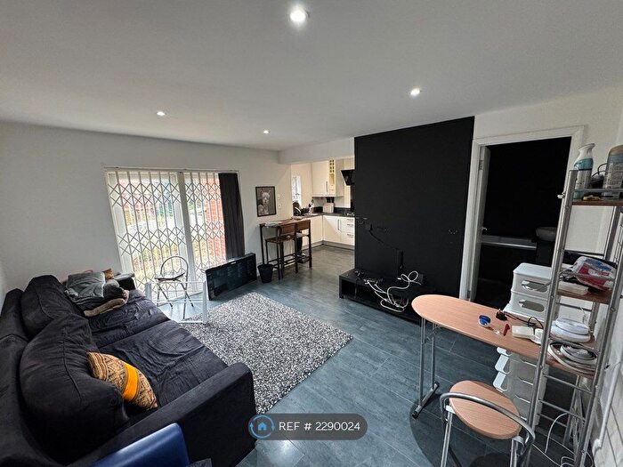 2 Bedroom Flat To Rent In Leamington Park, London, W3