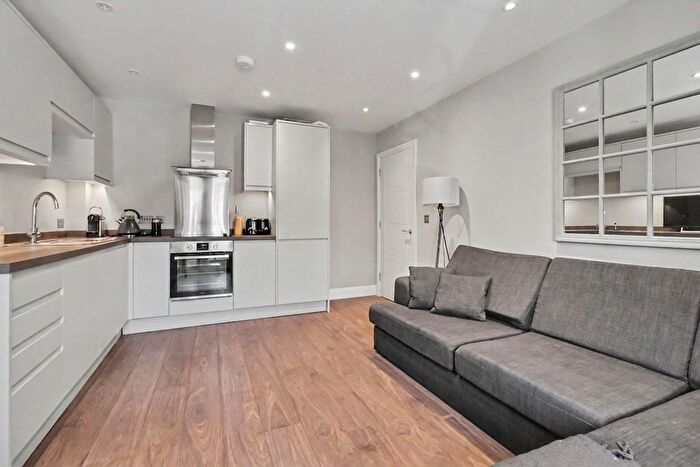 1 Bedroom Flat For Sale In High Street, Wellington House, KT12