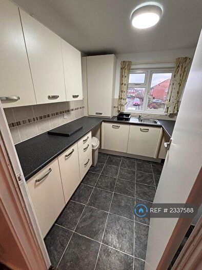2 Bedroom Flat To Rent In Cranmore Rise, Leeds, LS10