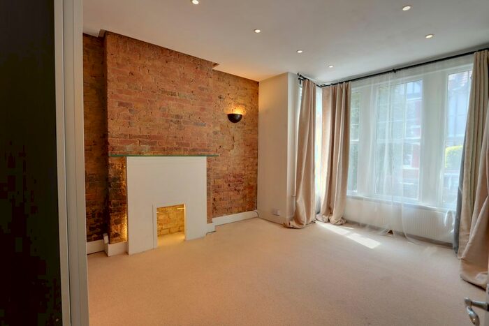 2 Bedroom Flat To Rent In St. Helens Road, Westcliff-On-Sea, SS0