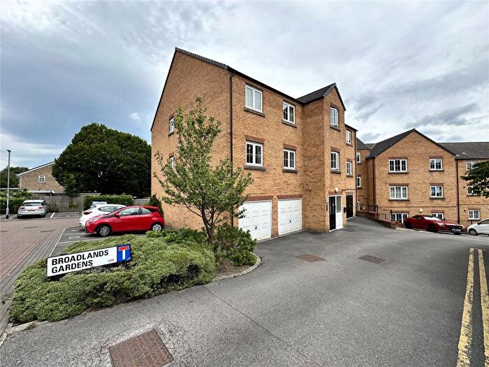 2 Bedroom Apartment To Rent In Broadlands Gardens, Pudsey, West Yorkshire, LS28
