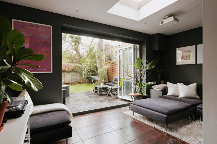 1 Bedroom Flat For Sale In Abersham Road, E8