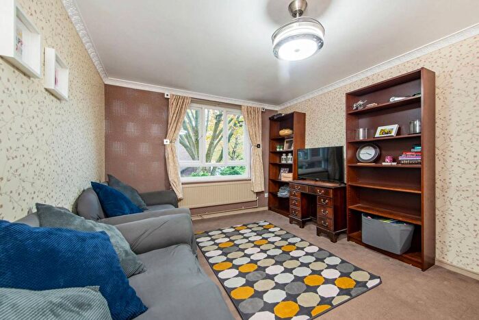 2 Bedroom Flat To Rent In Campbell Road, Mile End, London, E3