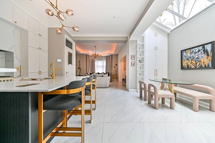 3 Bedroom Flat For Sale In Harewood, Kingston Vale, London, SW15