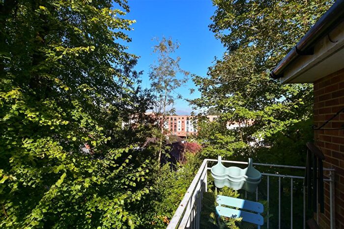 2 Bedroom Flat For Sale In Court Bushes Road, Whyteleafe, Surrey, CR3