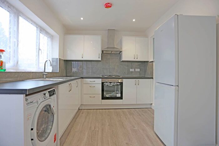 4 Bedroom Semi-detached House To Rent In Bosworth Road, Dagenham, RM10