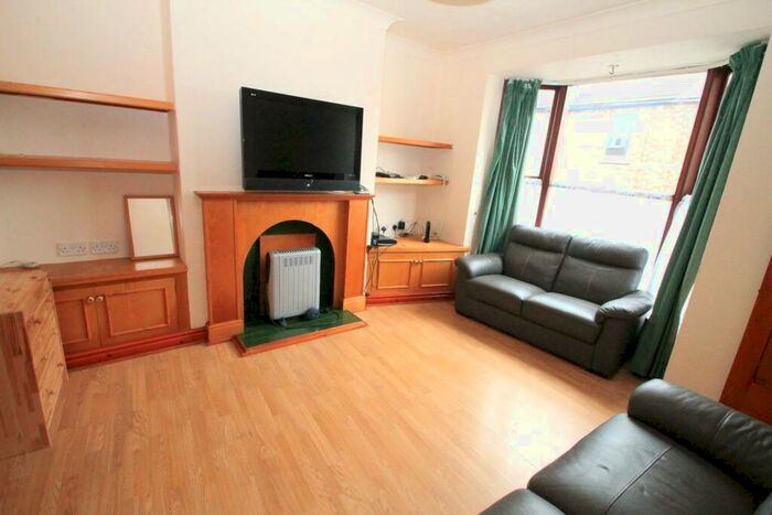 4 Bedroom Property To Rent In Victoria Terrace, - Bed, LN1