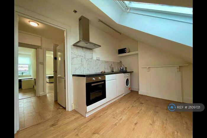 2 Bedroom Flat To Rent In Second Floor A Poole Road, Dorset, BH4