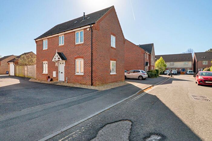 3 Bedroom Link Detached House For Sale In Baxendale Road, Chichester, PO19