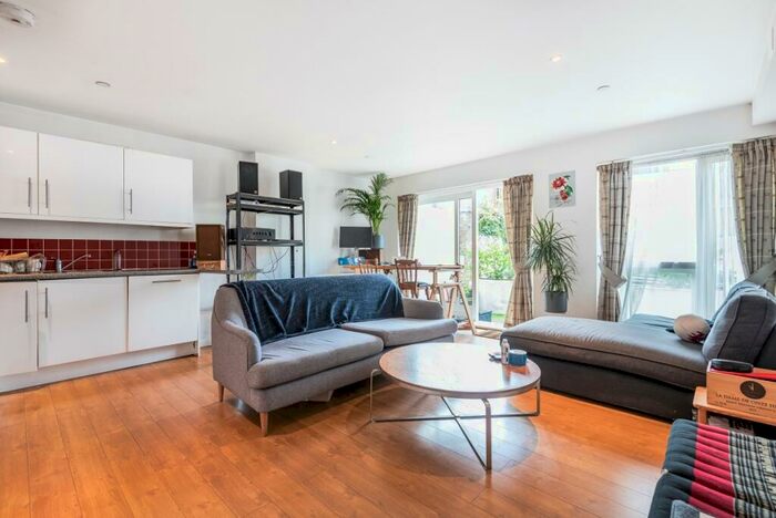 2 Bedroom Flat To Rent In Furley Road, Peckham, London, SE15