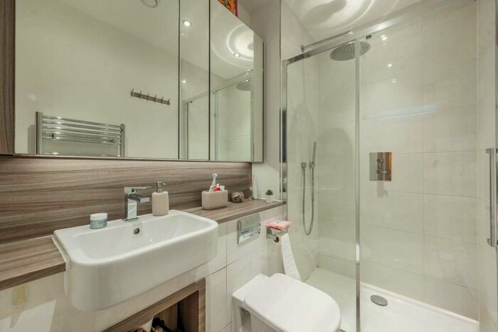 2 Bedroom Flat For Sale In Lyon Road, Harrow On The Hill, Harrow, HA1