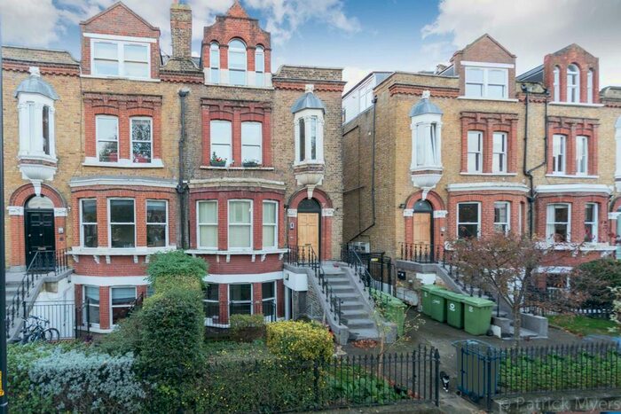 2 Bedroom Flat To Rent In The Gardens, London, SE22