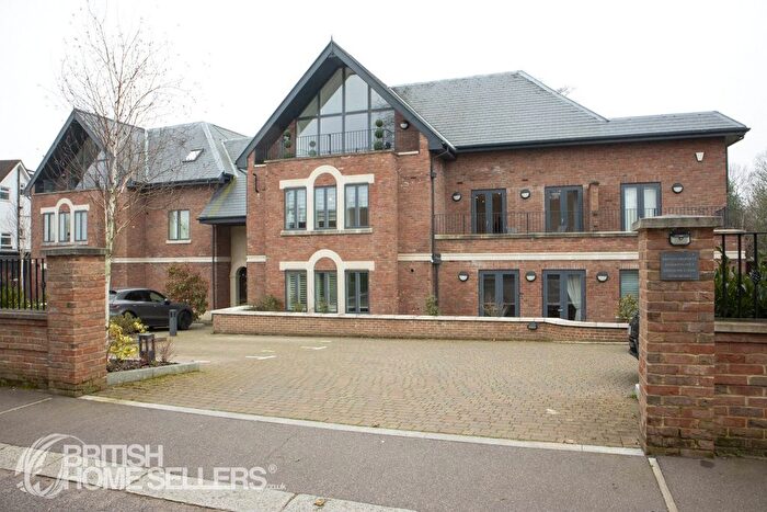 2 Bedroom Flat For Sale In Bush Hill, London, N21