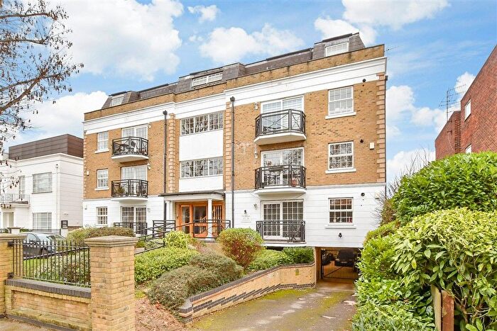 2 Bedroom Flat For Sale In Woodford Road, London, E18