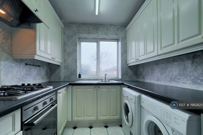 2 Bedroom Flat To Rent In Arundel Court, London, N12