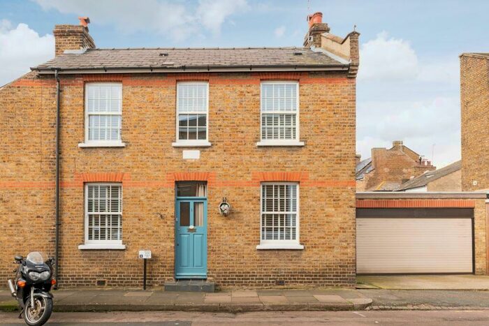 2 Bedroom Detached House To Rent In School Road, Hampton Wick, KT1