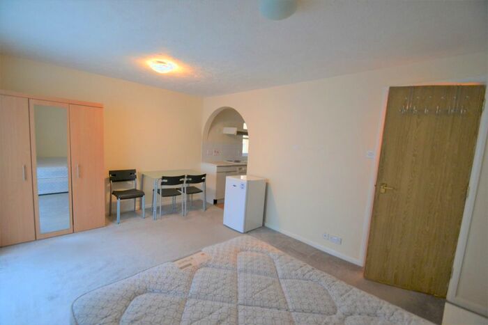 Studio To Rent In Kestrel Close, London, NW10