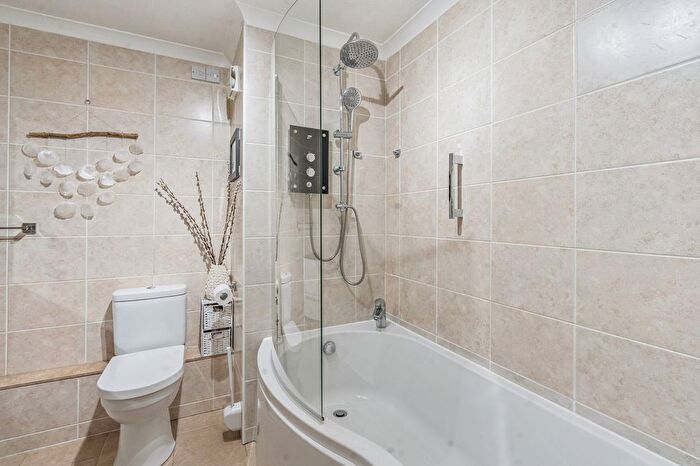 2 Bedroom Flat For Sale In Essex Road, Thame, OX9