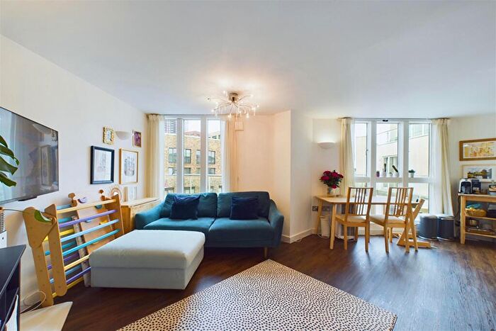 2 Bedroom Flat For Sale In Giverny House, Water Gardens Square, London, SE16