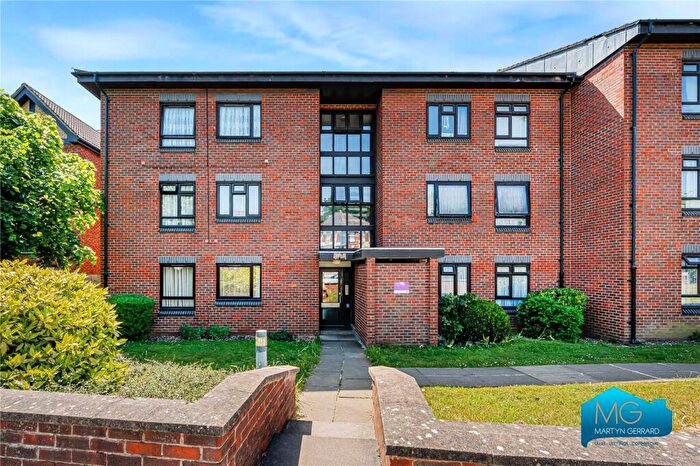 3 Bedroom Apartment To Rent In Friern Park, North Finchley, London, N12