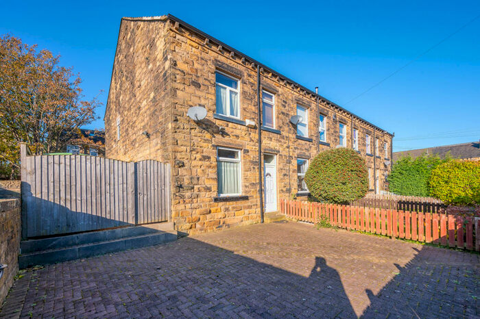 3 Bedroom Terraced House For Sale In Oxford Street, Leeds, LS27