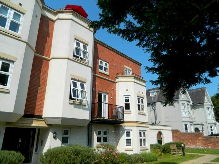2 Bedroom Flat To Rent In Hurst Road, Horsham, RH12