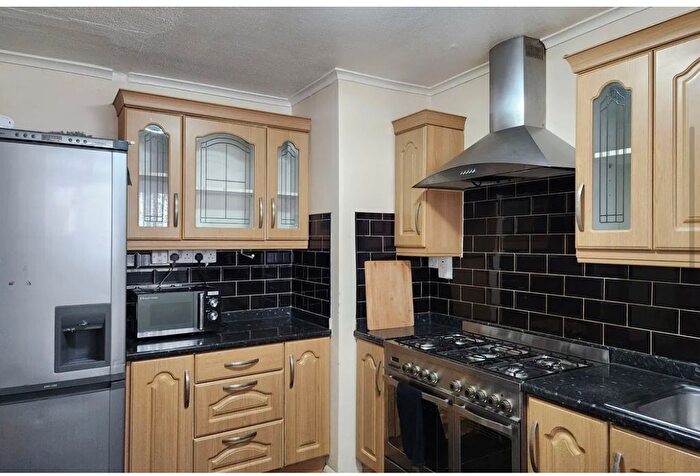 3 Bedroom Maisonette To Rent In Stanswood Gardens, London, SE5