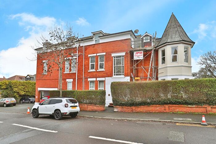 3 Bedroom Flat For Sale In Arnewood Road, Bournemouth, BH6