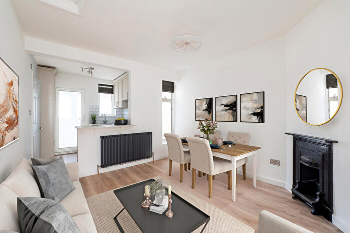 2 Bedroom Maisonette For Sale In De'arn Gardens, Mitcham, CR4