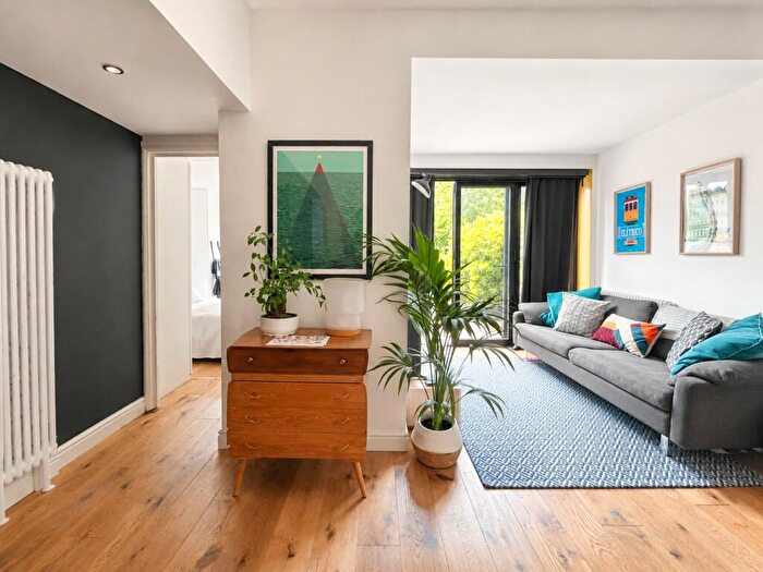 2 Bedroom Flat For Sale In Spencer Avenue, Palmers Green, London, N13