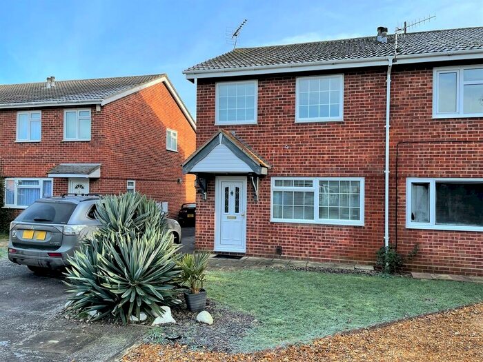 3 Bedroom Semi-Detached House To Rent In Larchdale Close, Warsash, SO31