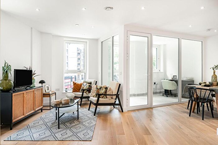 2 Bedroom Flat For Sale In Blackwall Reach, A Prestage Way, E14