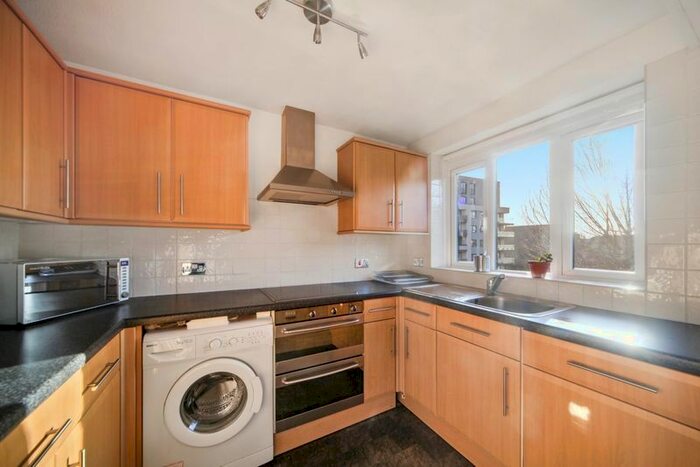 3 Bedroom Flat To Rent In Discovery Walk, London, E1W