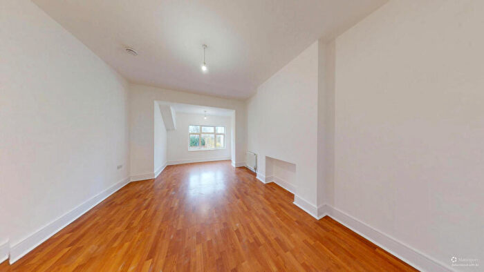 2 Bedroom Apartment To Rent In Mount View Road, London, N4
