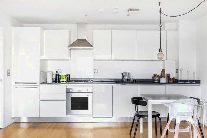 2 Bedroom Flat To Rent In Cresset Road, London, Uk, E9