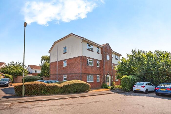 2 Bedroom Flat For Sale In Dandelion Close, Gosport, PO13